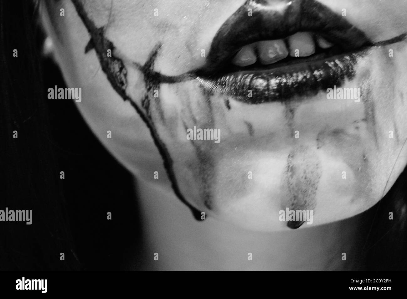 Un primo piano di bocca, anima bianca e nera trucco triste Halloween psycho  lacrime nere Foto stock - Alamy