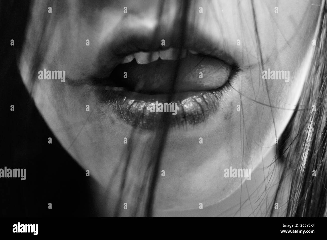 Un primo piano di bocca, anima bianca e nera trucco triste Halloween psycho nero lacrime inchiostro Foto Stock