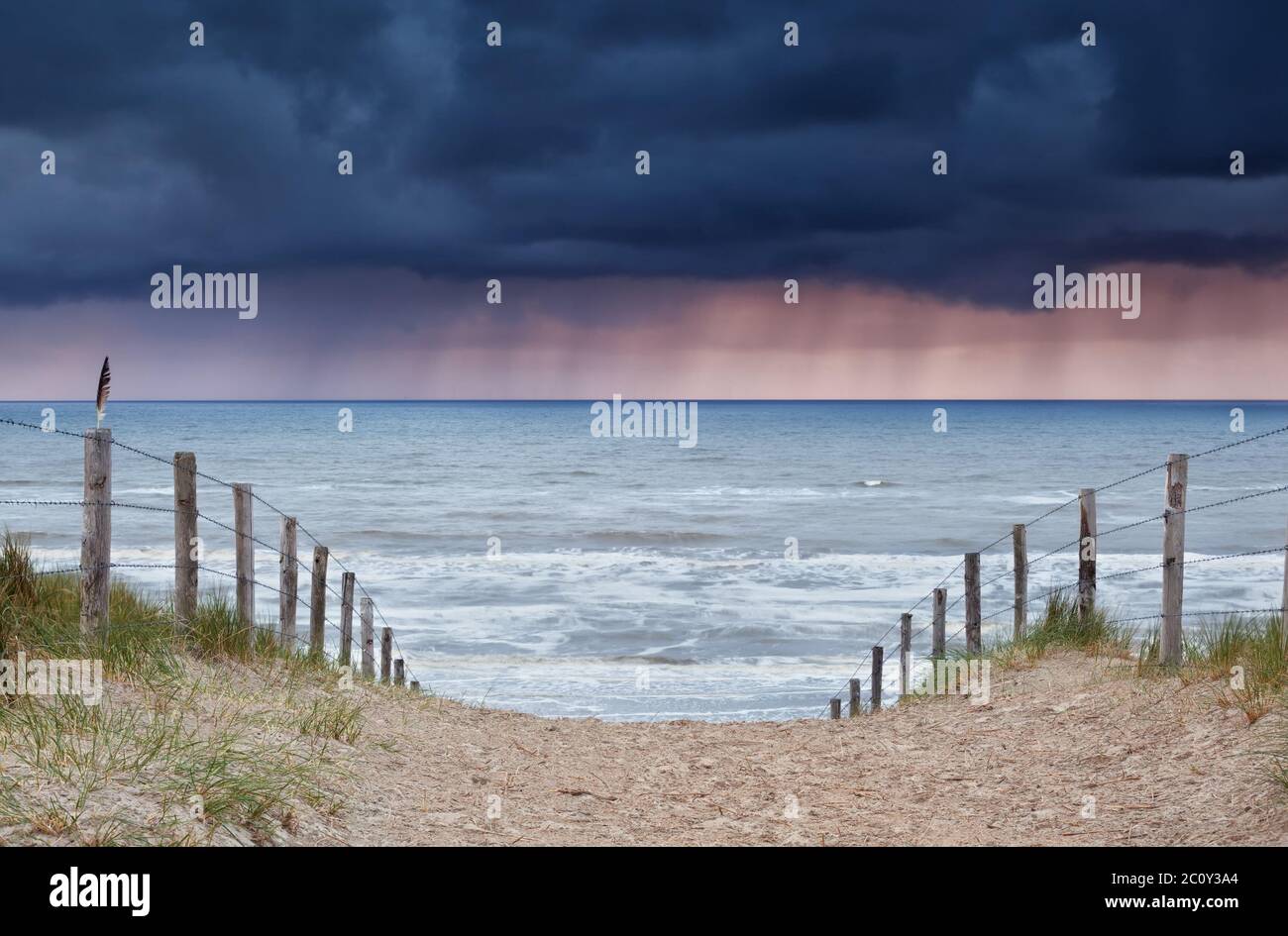 Pioggia e tempesta che arrivano dal Mare del Nord alla spiaggia Foto Stock