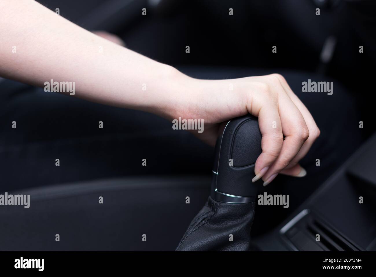 donna cambio marcia in auto Foto Stock