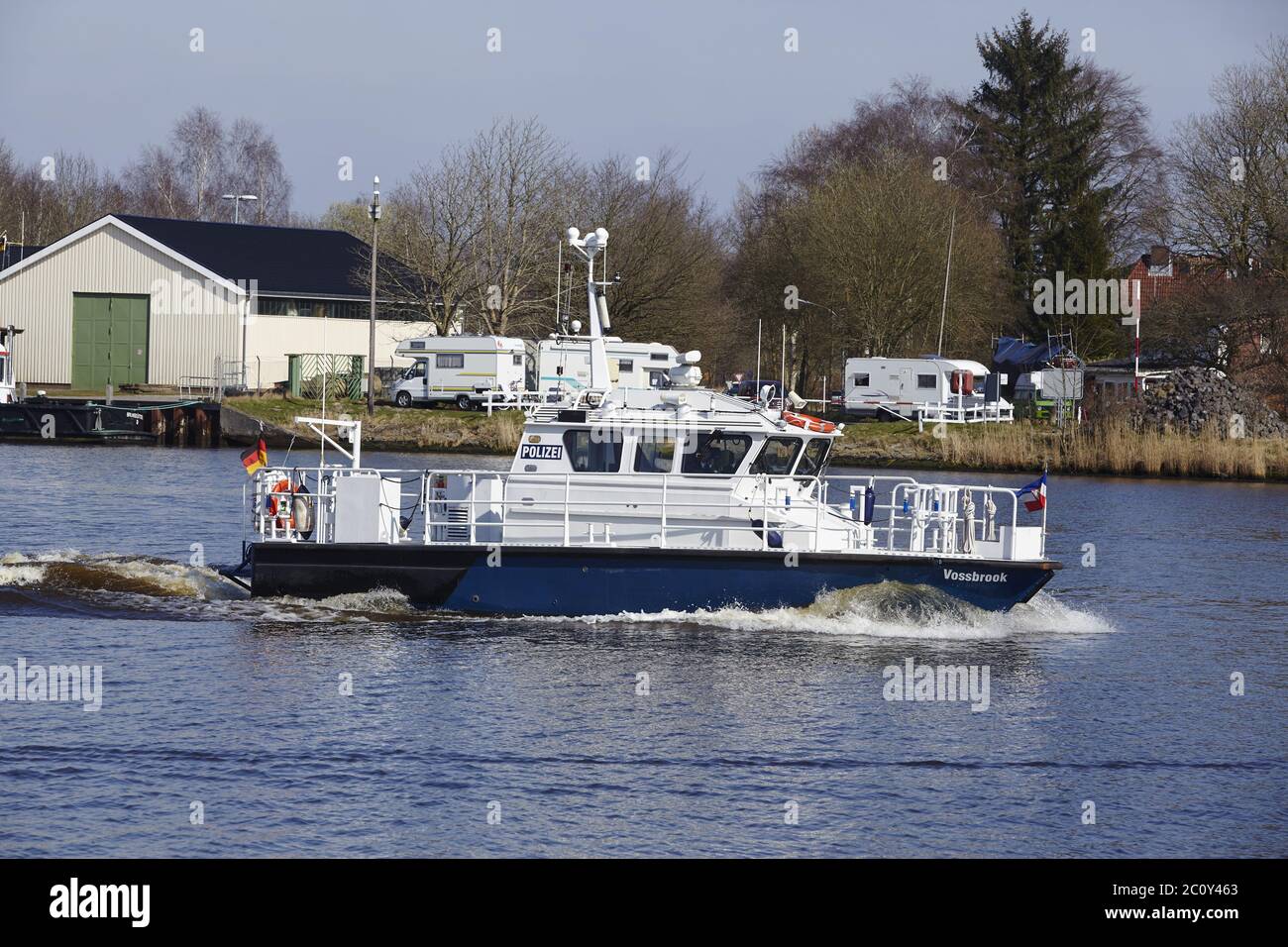 Hochdonn - Barca di polizia Vossbrook sul canale Kiel Foto Stock