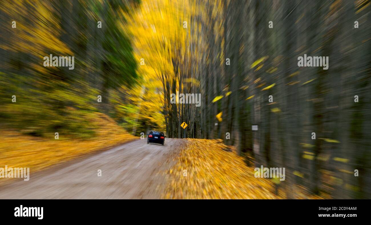 Vista posteriore di un'auto con effetto zoom e lunga esposizione. Foto Stock