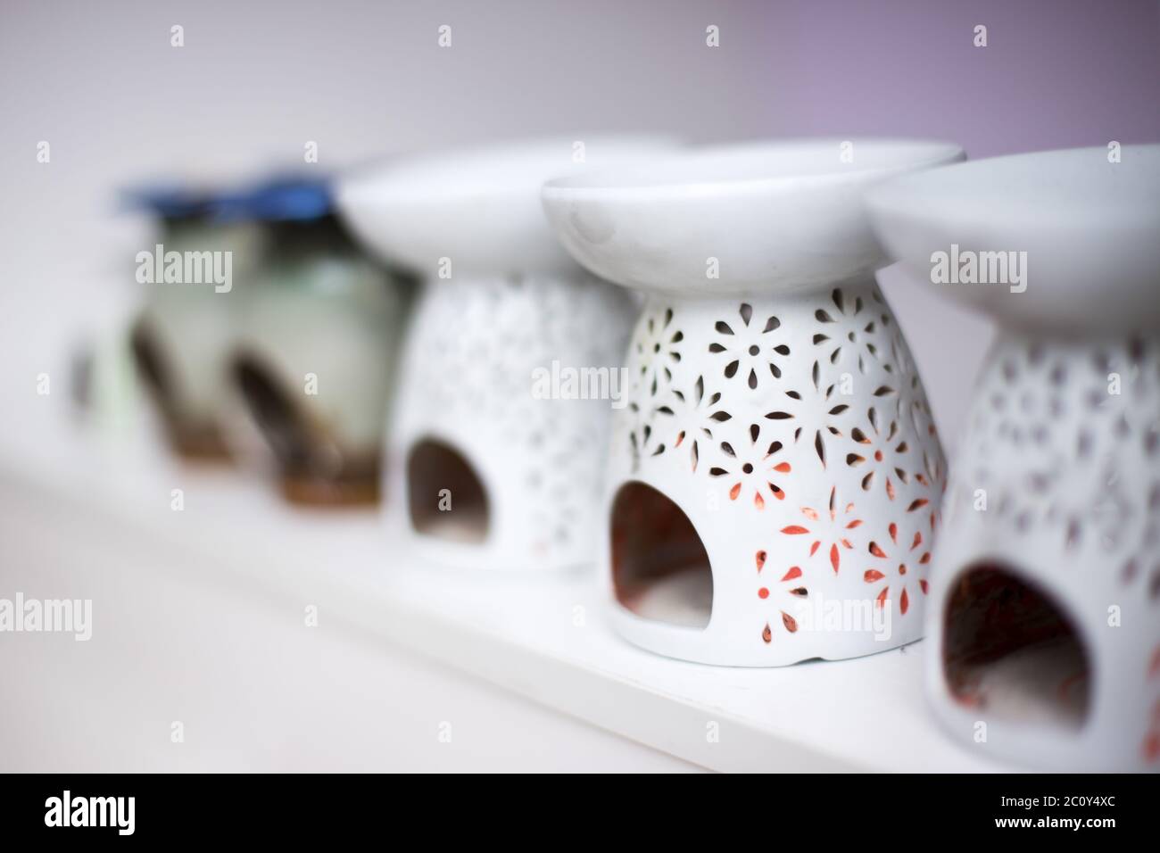 eleganti ceramiche per candele nella sala yoga in moderna palestra Foto Stock