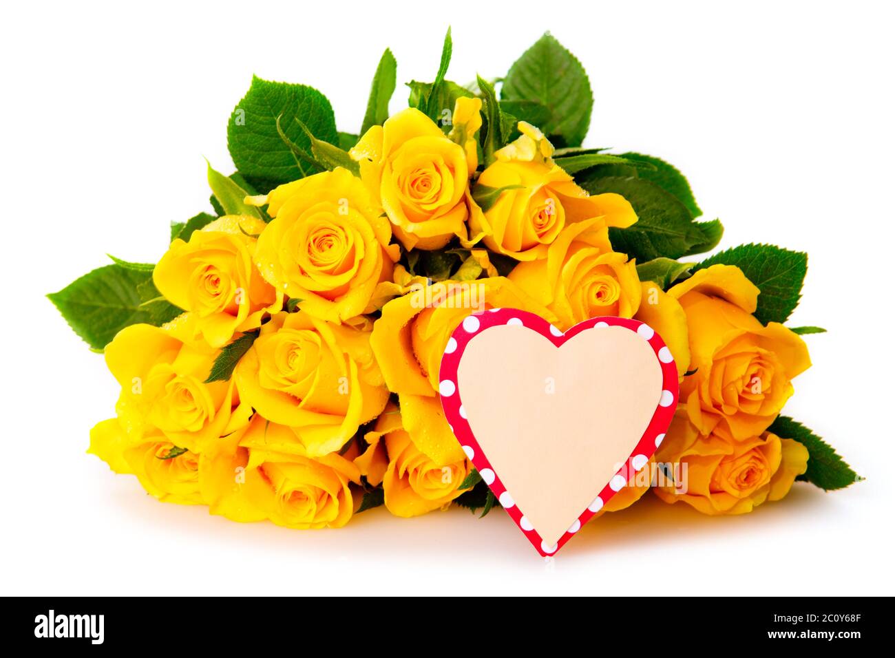 Bouquet di rose gialle e cartoncino a forma di cuore. Foto Stock