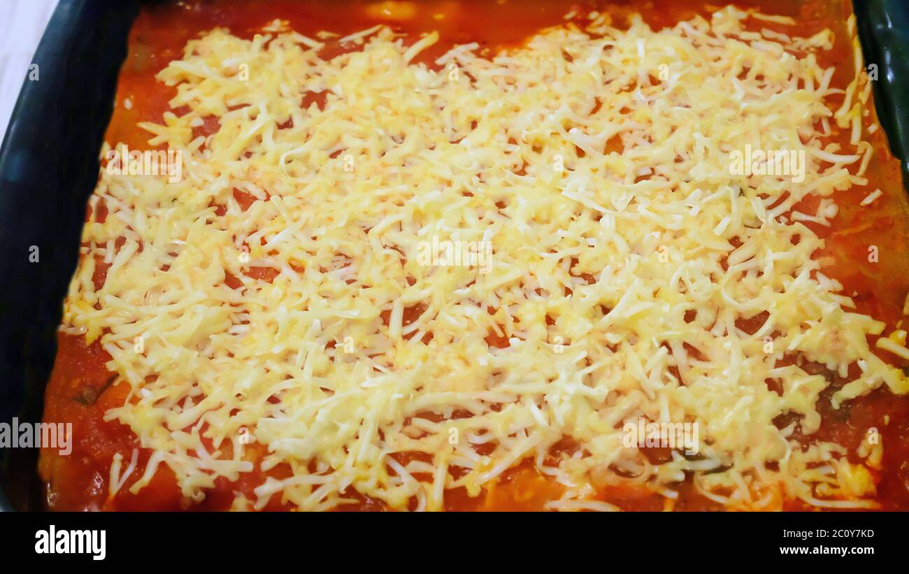 LASAGNE FATTE IN CASA CON STRATI DOPO IL TAGLIO Foto Stock