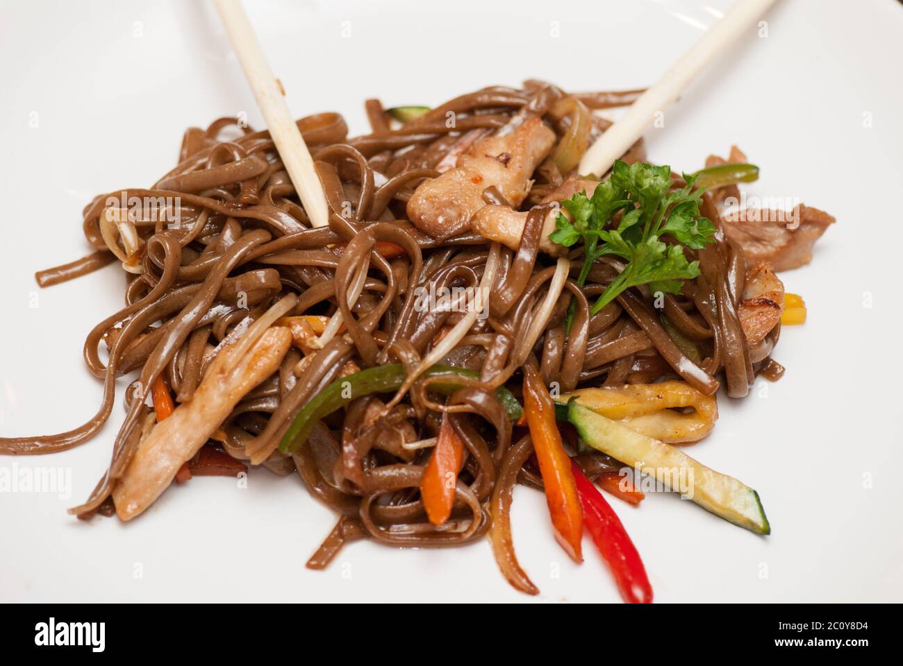 Tagliatelle di grano saraceno con verdure e bastoni isolato su bianco Foto Stock