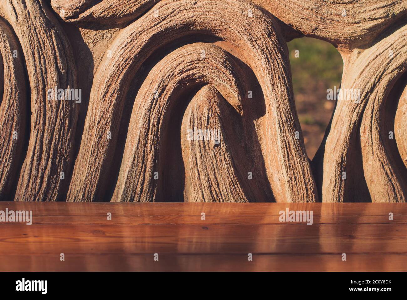 Panca in legno in estate park. Primo piano Foto Stock