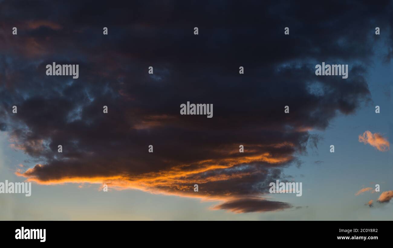 Sfondo naturale del cielo colorato durante il tramonto. Panorama ad alta risoluzione Foto Stock