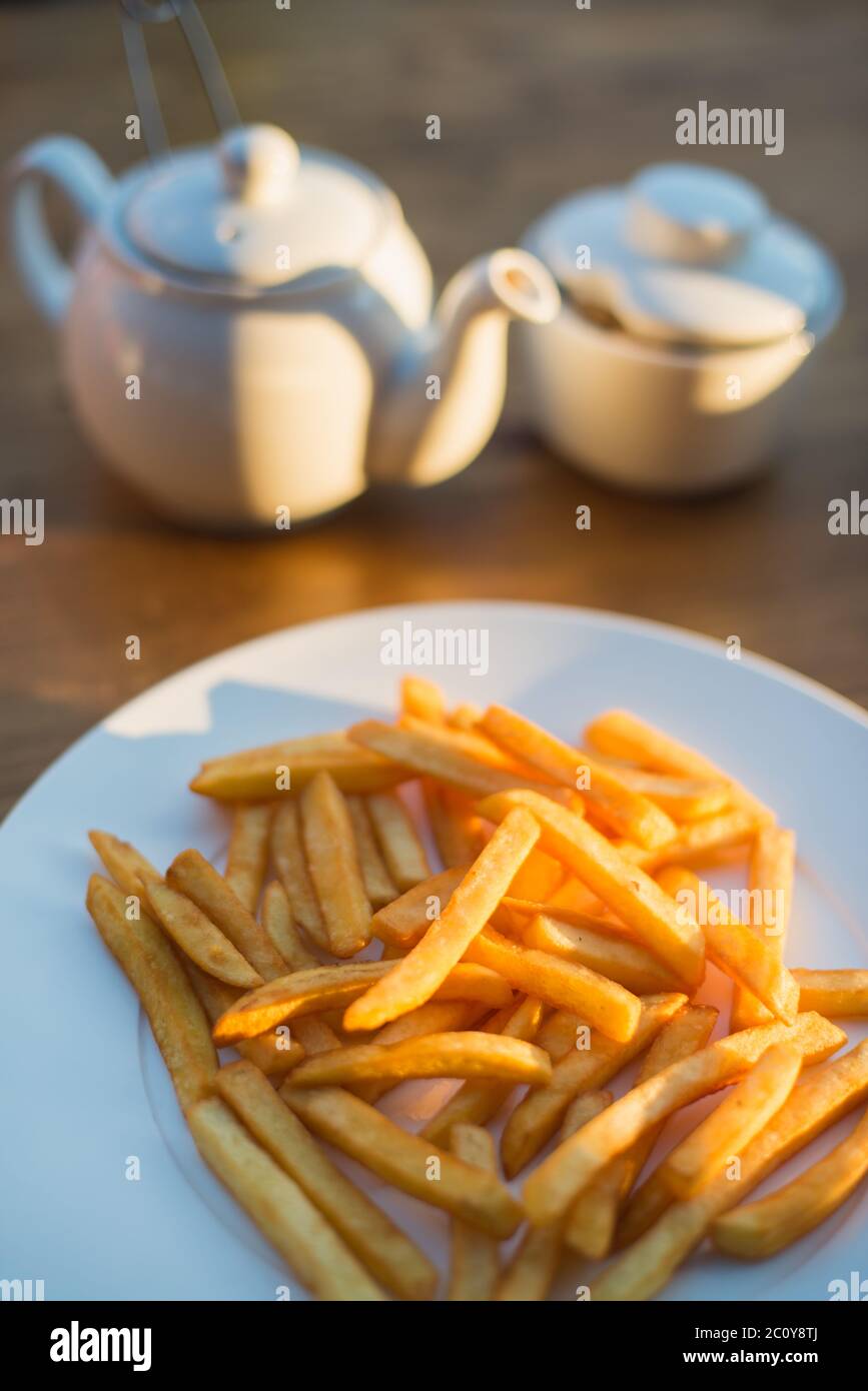 Patate fritte con ketchup e su un tavolo di legno. Vista dall'alto di sera soleggiato Foto Stock