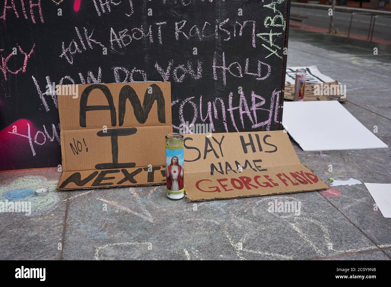 L'Apple Store è stato imbarcato nel Pioneer Place del centro di Portland, che è diventato tele non ufficiali per protesta pacifica, visto il Venerdì 12/06/2020. Foto Stock