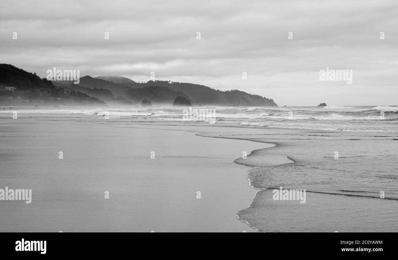 Vista sulla spiaggia di Cannon Beach, Oregon Foto Stock Vista sulla spiaggia di Cannon Beach, Oregon Foto Stock