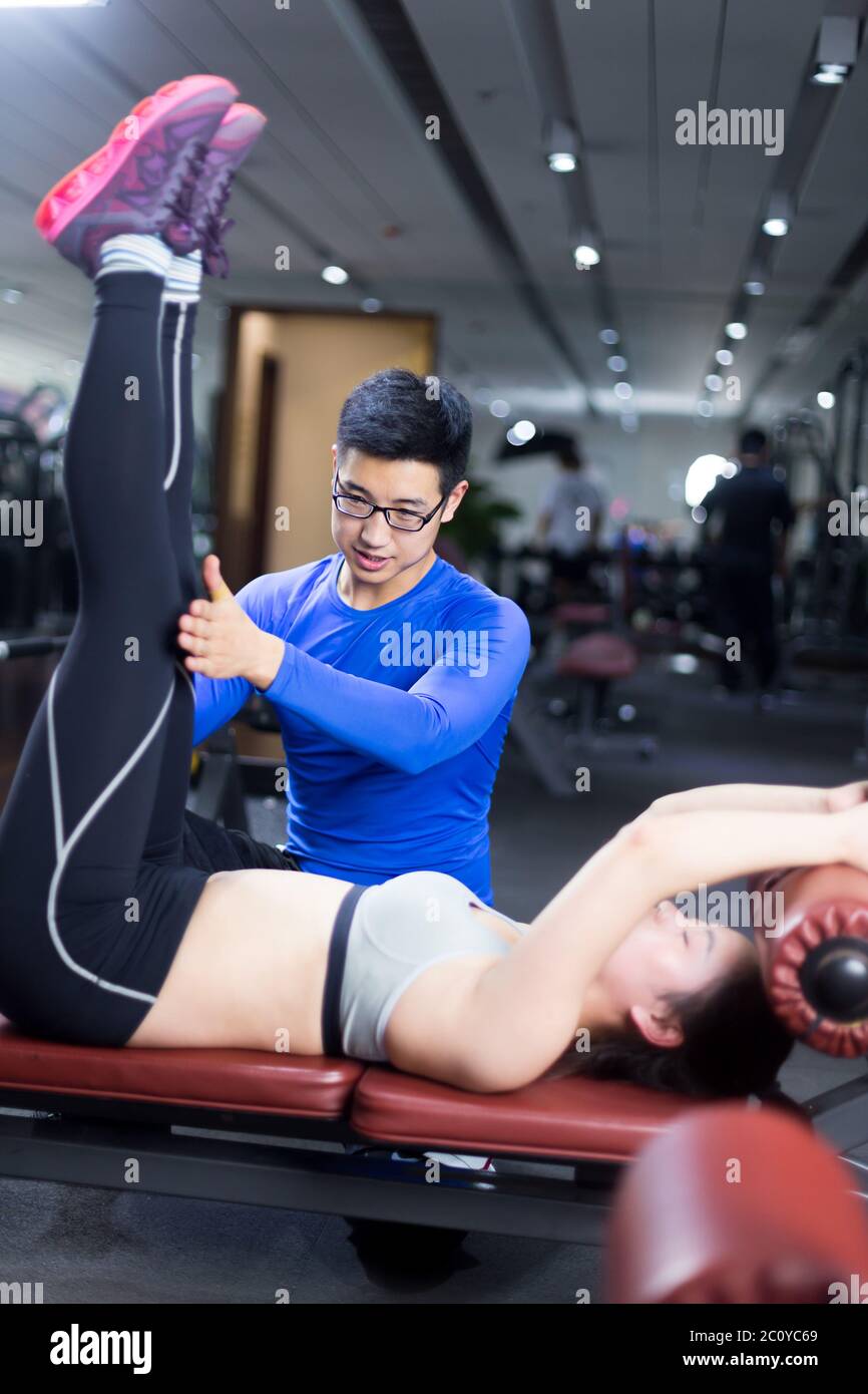 Giovani asiatici persone che lavorano in una palestra moderna Foto Stock
