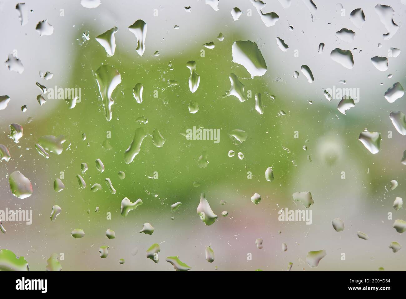Gocce di pioggia su un vetro di finestra. Foto Stock