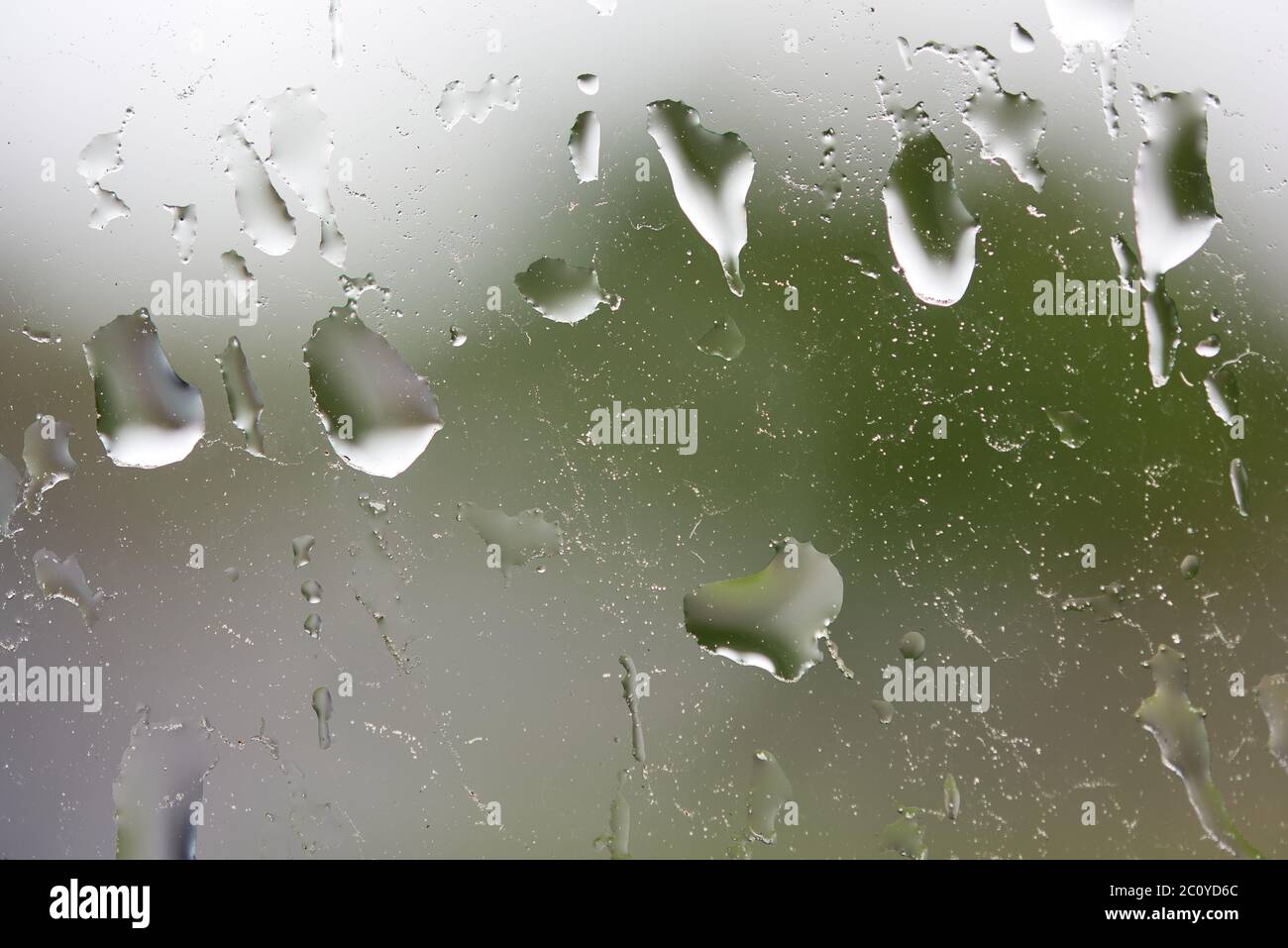 Gocce di pioggia su un vetro di finestra. Foto Stock