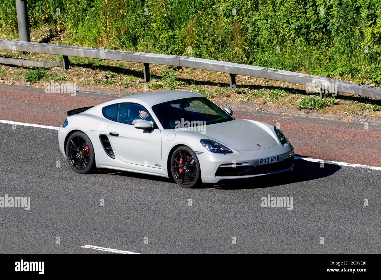 2019 Porsche bianca 718 Cayman GTS S-A; veicoli veicolari, automobili che guidano veicoli su strade del Regno Unito, motori, macchine sportive che viaggiano sull'autostrada M6 Foto Stock