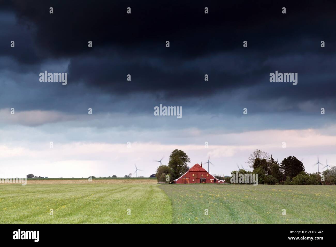 Nuvole tempestose su terreni agricoli olandesi Foto Stock