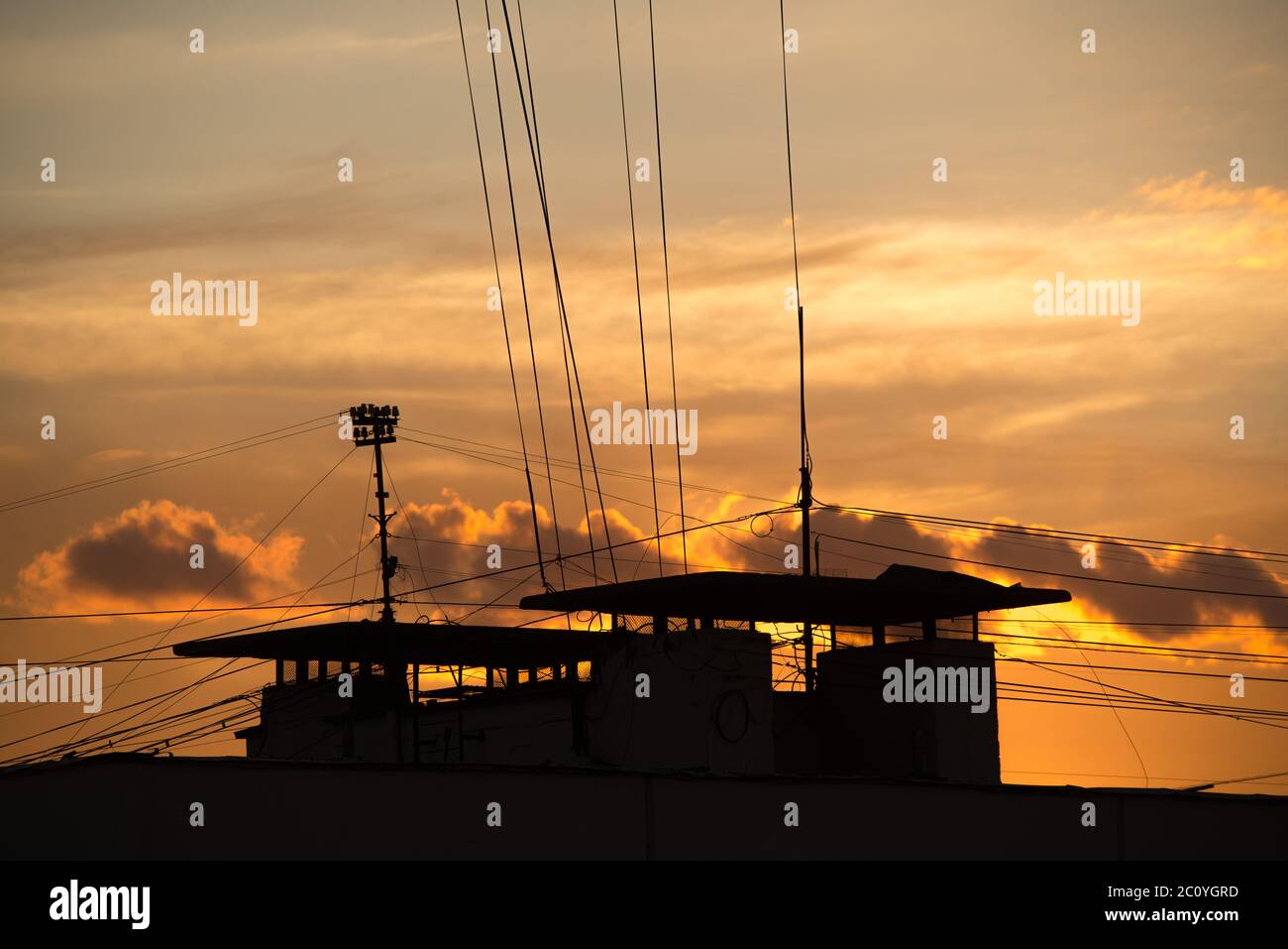 Sfondo naturale di coloratissimi red sky durante il tramonto con tetti di strada Foto Stock