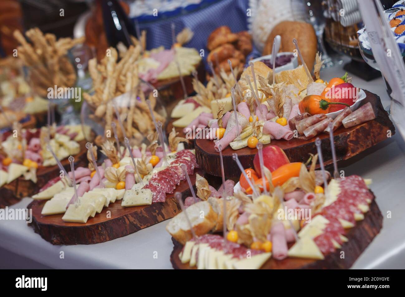 Cibo di catering con decorazione durante la celebrazione e la ricezione Foto Stock