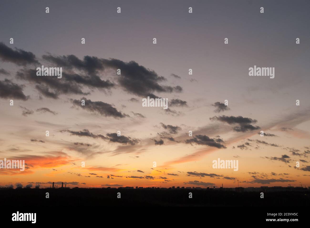 Sfondo naturale di coloratissimi red sky durante il tramonto con tetti di strada Foto Stock