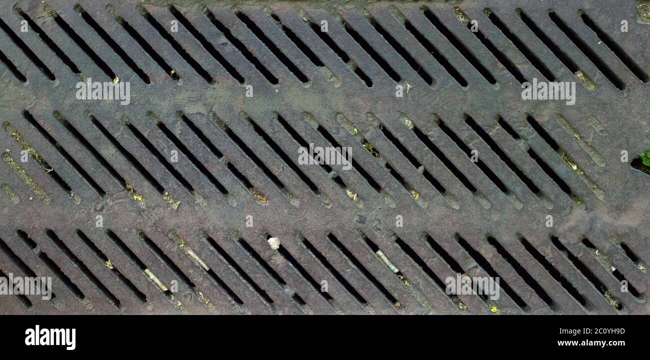 Immagine ravvicinata di un vecchio arrugginito vintage griglia di scarico. Foto Stock