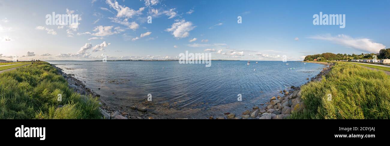 Panorama ad altissima risoluzione della bellissima baia con campeggio al Mar Baltico nel nord della Germania Foto Stock