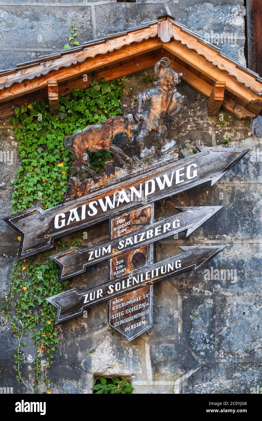 Hallstatt, Austria - Giugno 12 2020: Cartello Gaiswandweg che indica un famoso sentiero escursionistico a Hallstatt, alta Austria che conduce al Salzberg e Sole Foto Stock