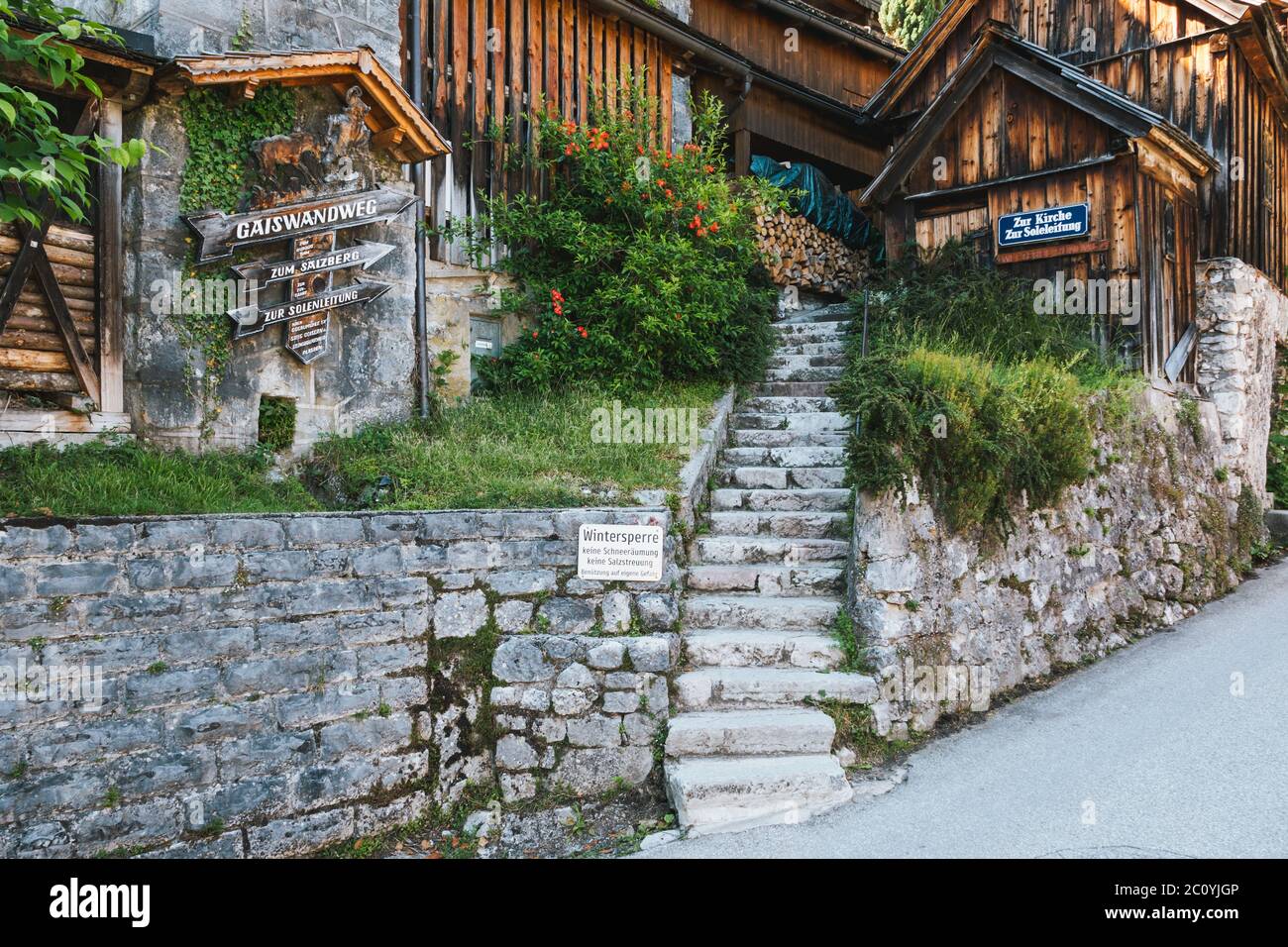 Hallstatt, Austria - Giugno 12 2020: Gaiswandweg un famoso Sentiero escursionistico a Hallstatt, alta Austria che conduce al Salzberg e Solenleitung Foto Stock
