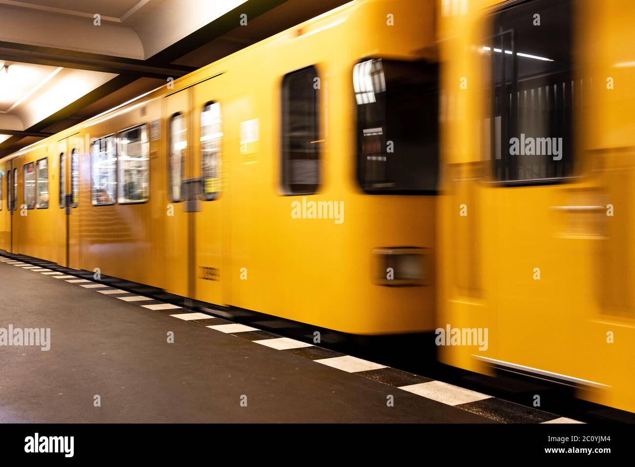 Metropolitana di Berlino che entra in una stazione ferroviaria Foto Stock