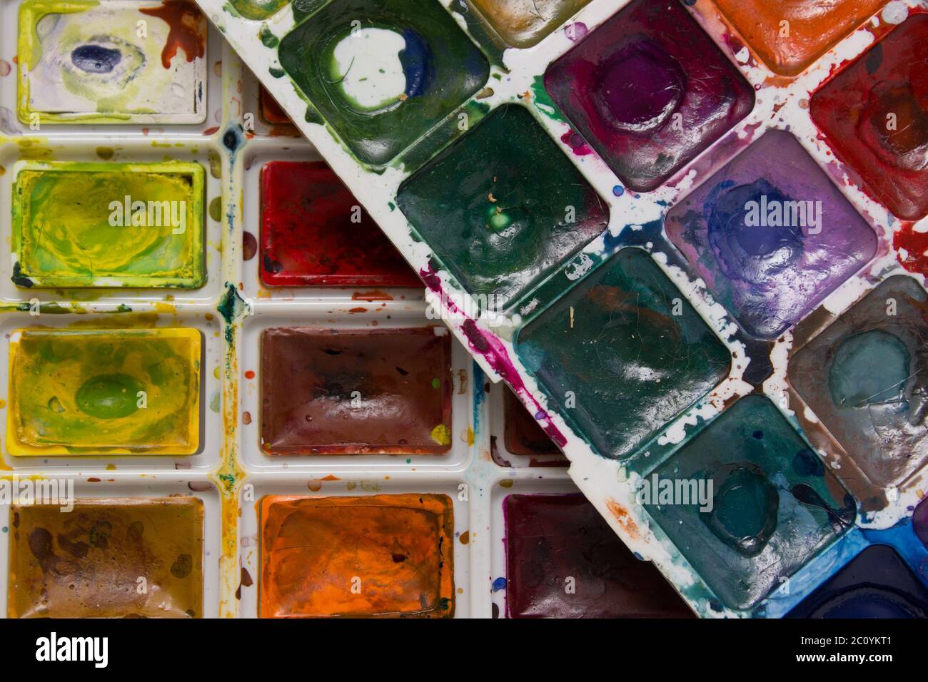 Arte in legno di colori con vernice e pennelli isolato su bianco Foto Stock