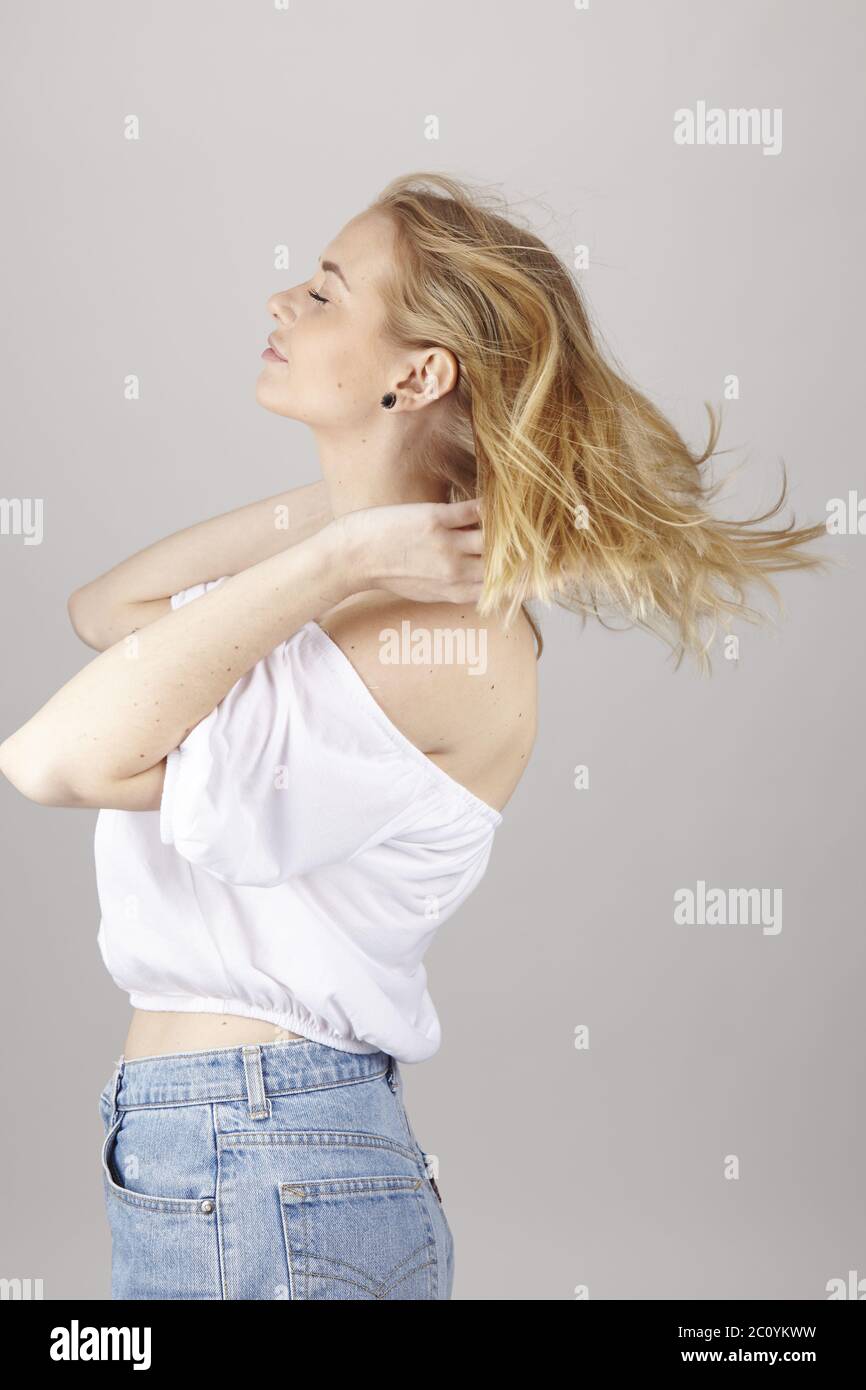 La giovane bionda ama la brezza estiva Foto Stock