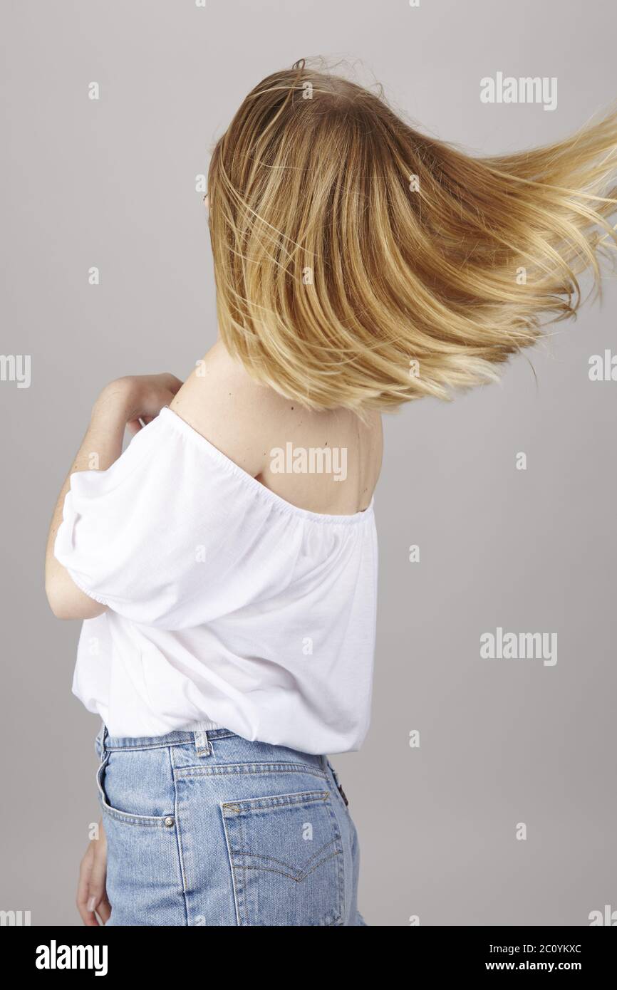 La giovane bionda ama la brezza estiva Foto Stock