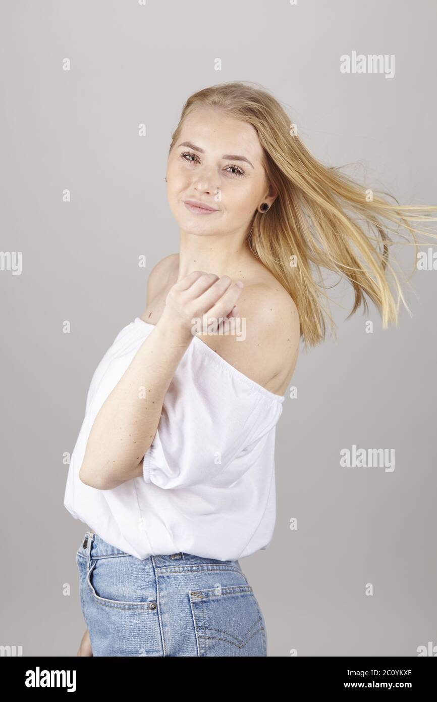 La giovane bionda ama la brezza estiva Foto Stock