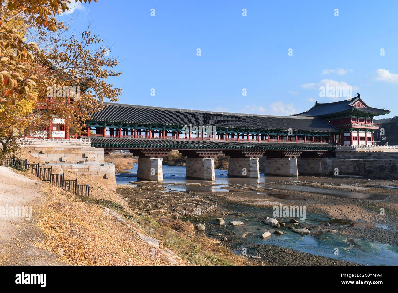 Ponte coreano tradizionale di legno e pietra di recente ricostruzione in Corea del Sud Gyeongju Foto Stock