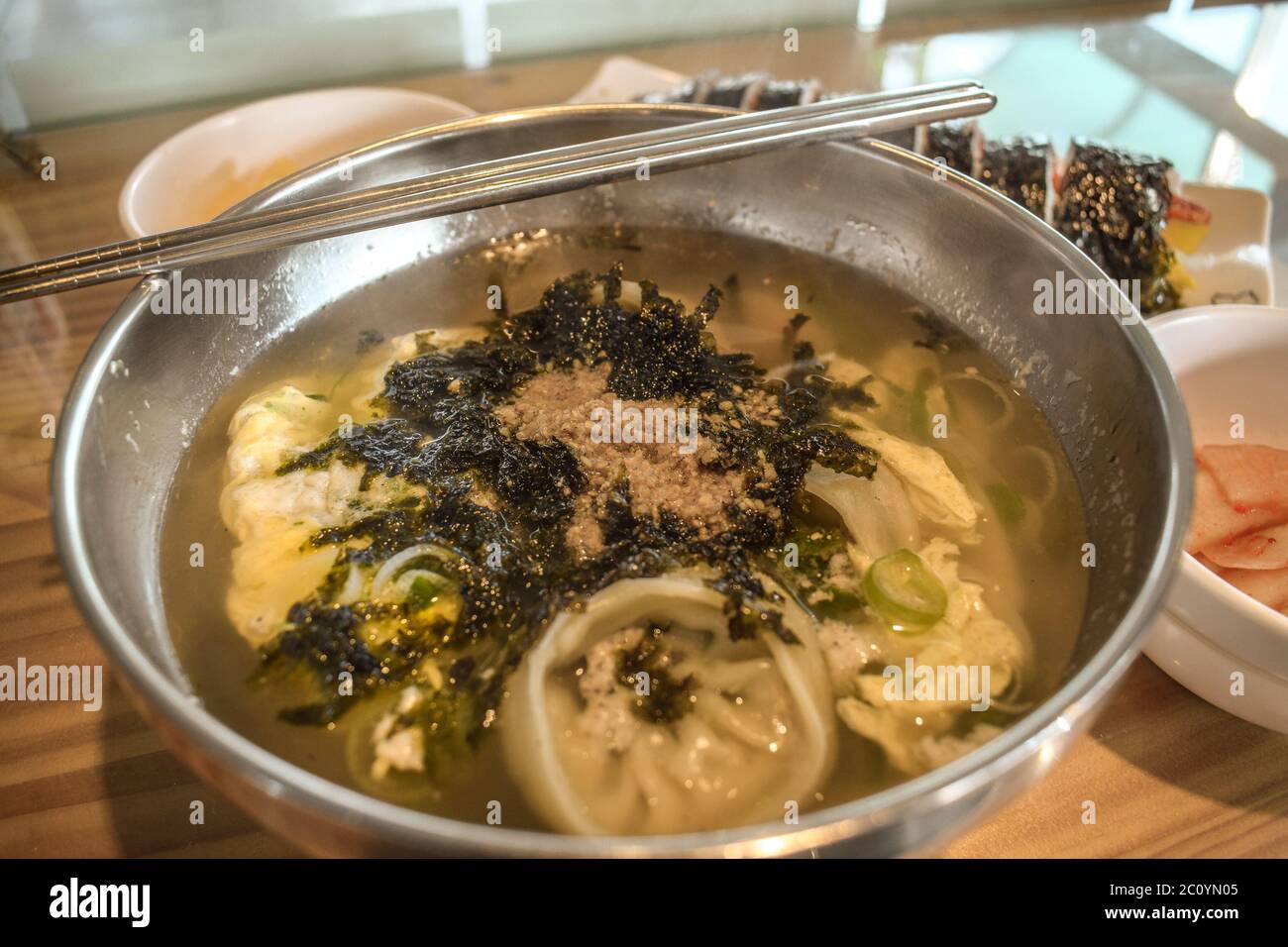 Zuppa tradizionale coreana piccante con gnocchi e alghe nella Corea del Sud di Gyeongju Foto Stock