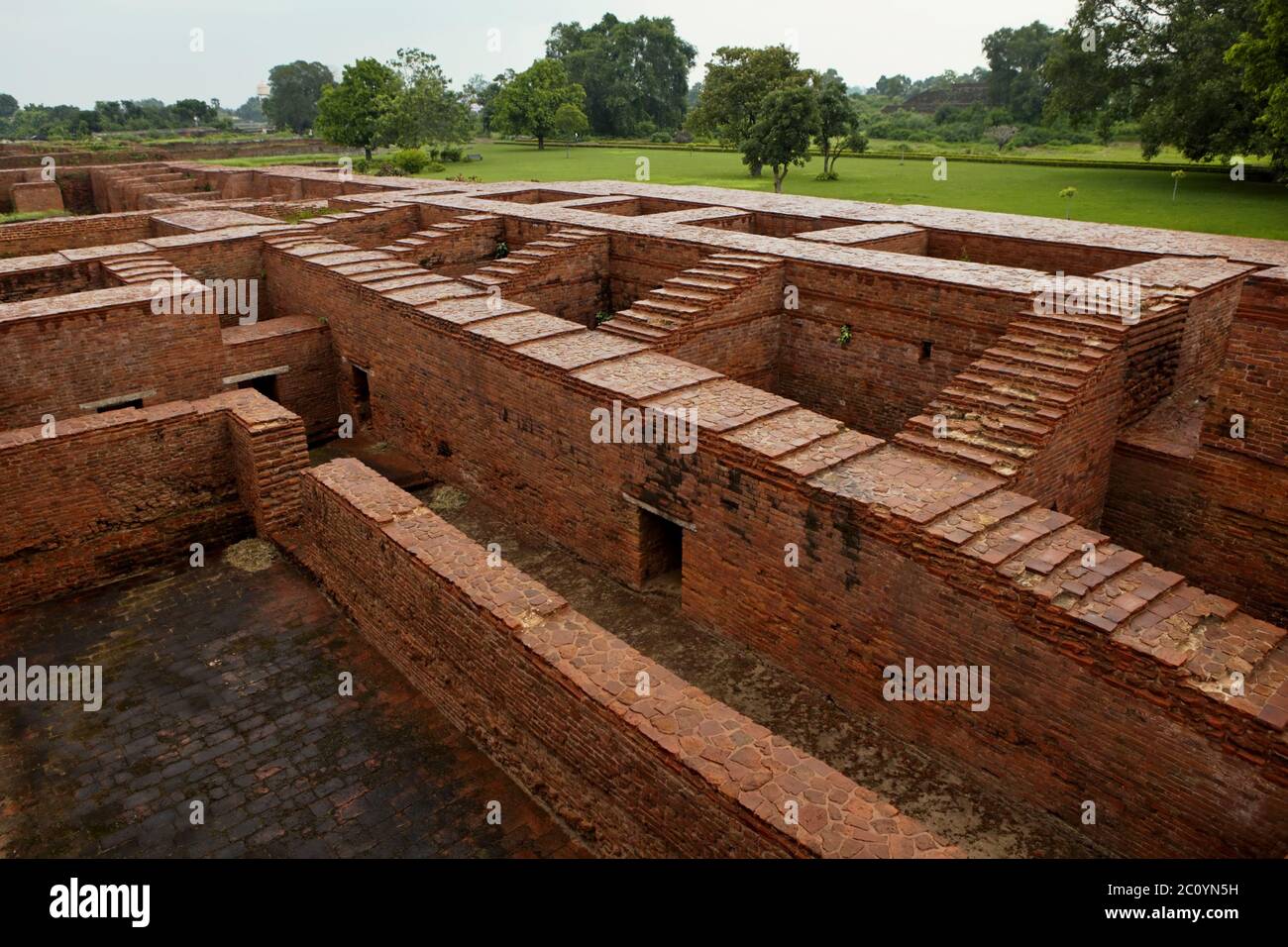 Vista dalla cima di un antico complesso monastico di Nalanda che mostra vicoli, scale e camere per i monaci. Nalanda, Bihar, India. Foto Stock