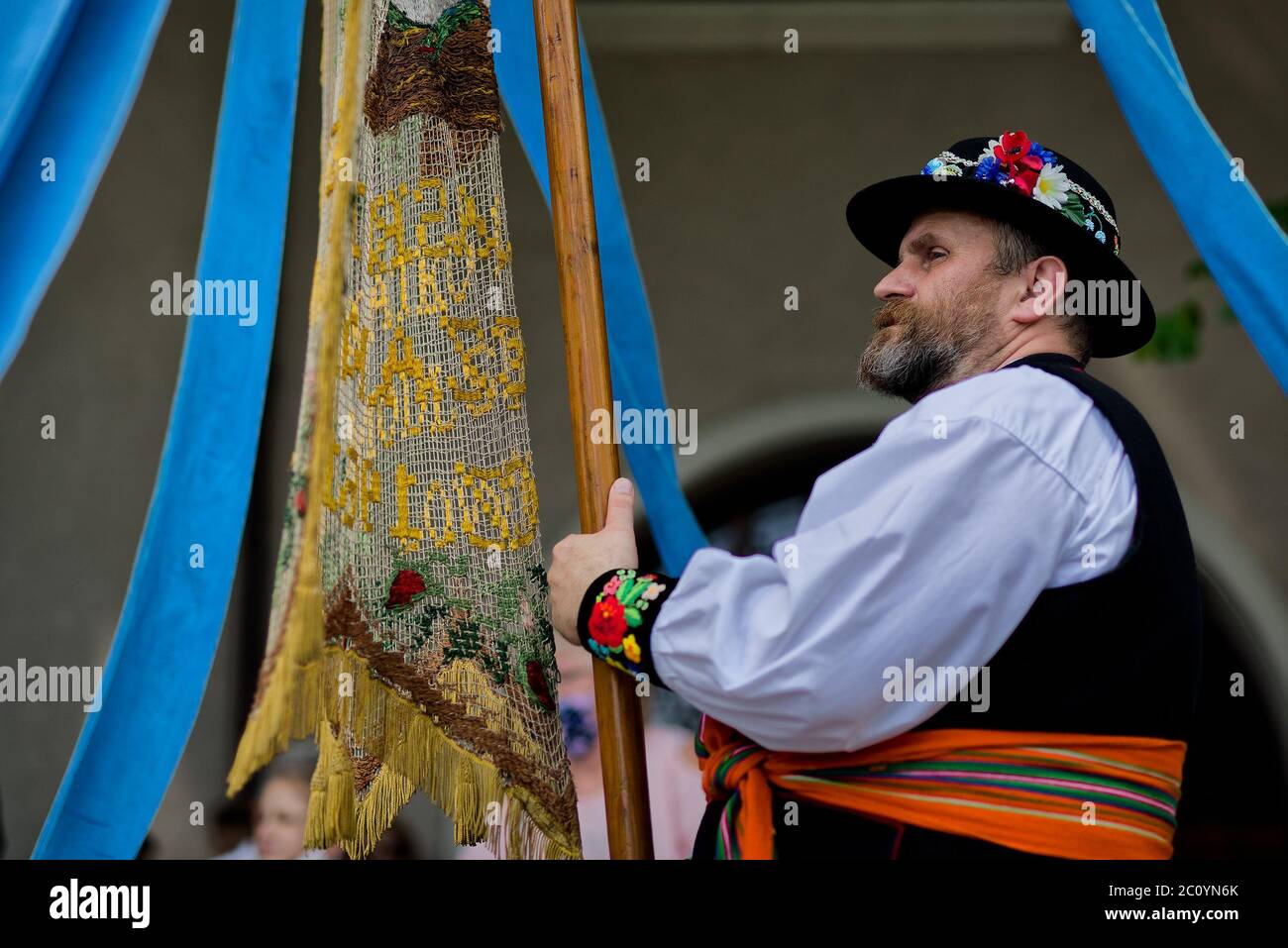 Lowicz, Polonia - 11 2020 giugno: Un uomo polacco non identificato che indossa il costume tradizionale folk nazionale Lowicz mentre si unisce alla processione di Corpus Christi, porto Foto Stock