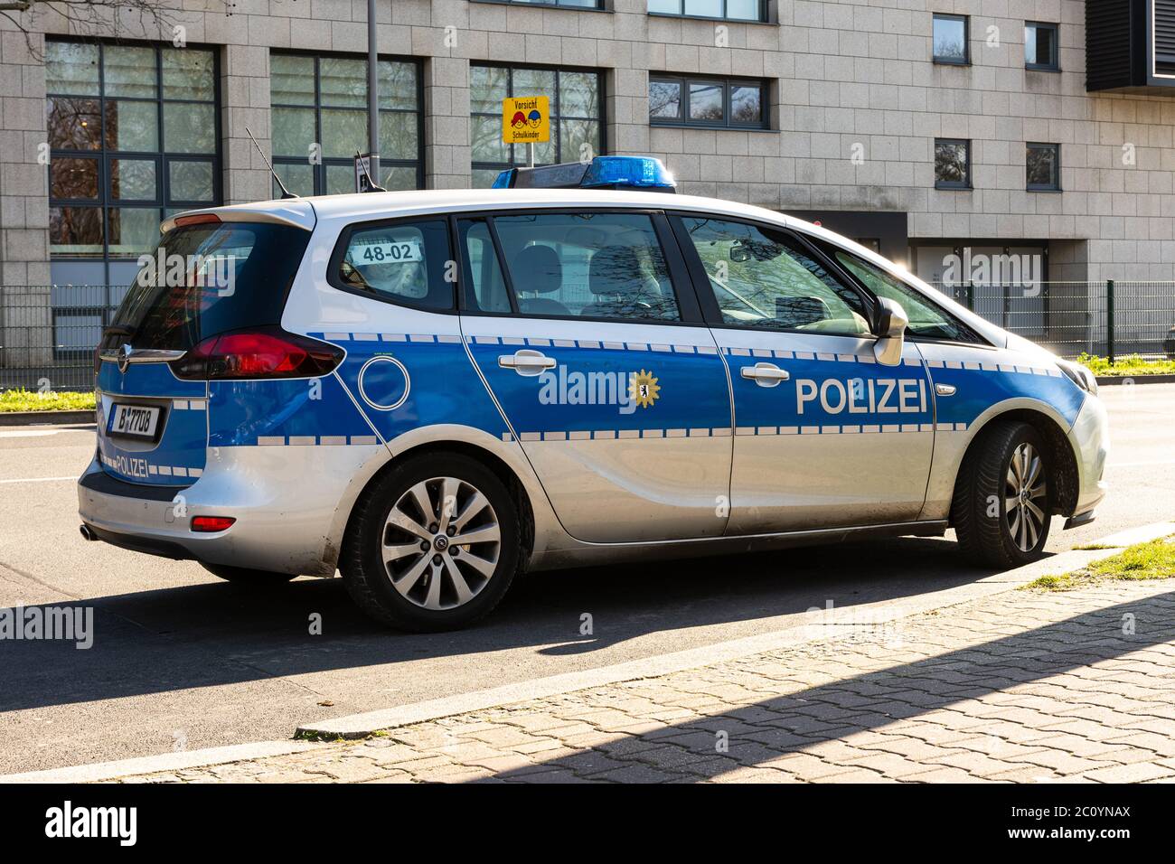 Macchina della polizia tedesca fotografata parcheggiata sulla strada Foto Stock