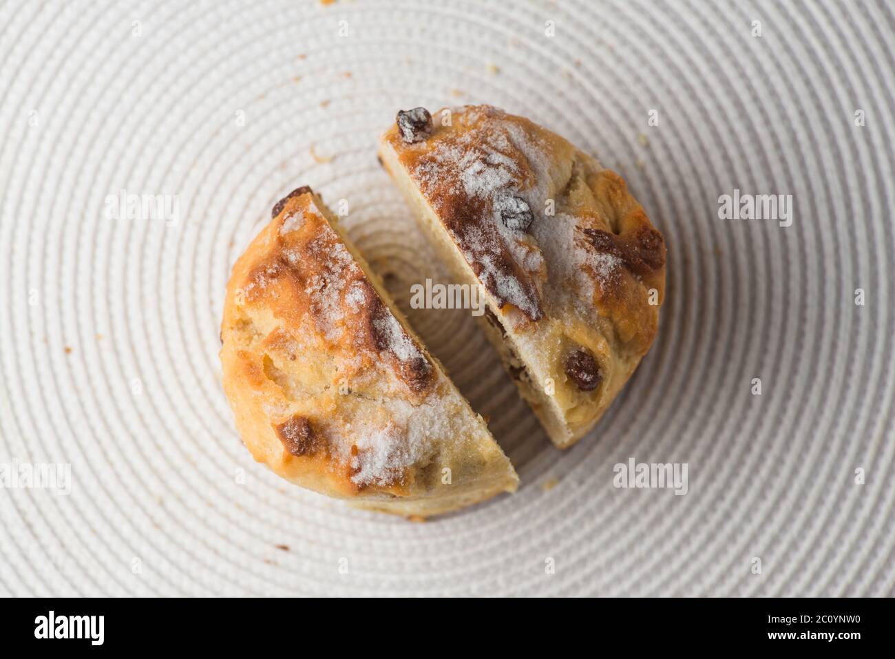 In casa a fette di muffin alla carota con lo spazio vuoto sul tessuto bianco sullo sfondo. Copyspace vista superiore Foto Stock