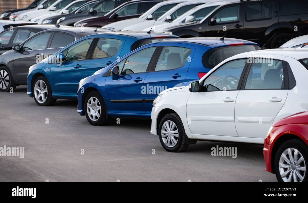 Auto di fila. Vendite di auto usate Foto Stock