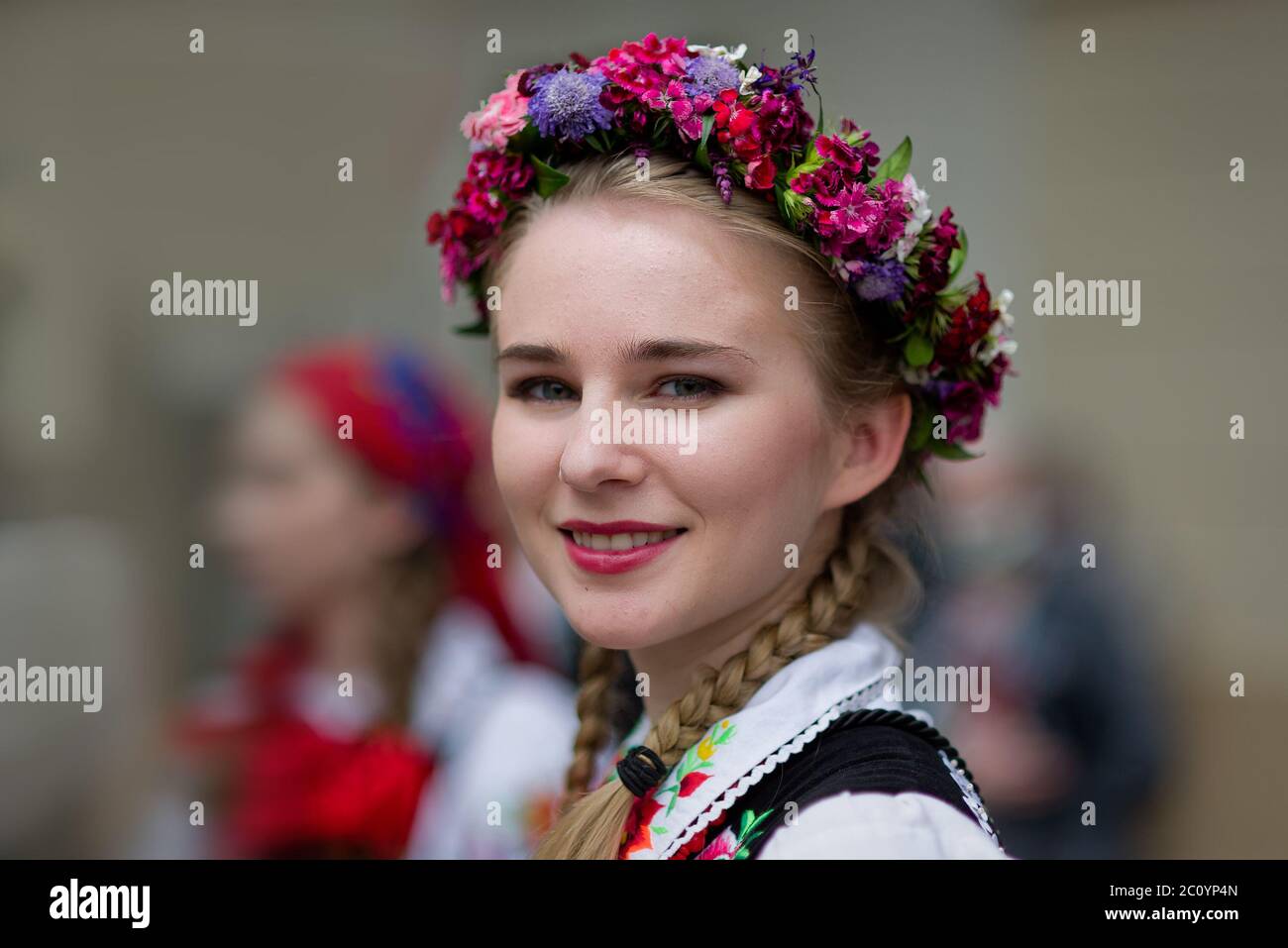 Lowicz, Polonia - Giugno 11 2020: Una giovane ragazza polacca non identificata che indossa il costume tradizionale folk nazionale Lowicz mentre si unisce Corpus Christi pr Foto Stock