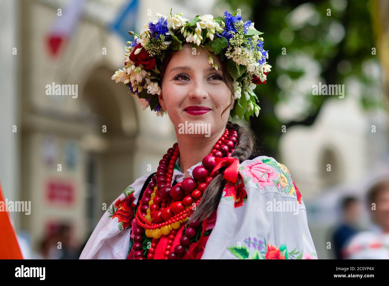 Lowicz, Polonia - Giugno 11 2020: Una giovane ragazza polacca non identificata che indossa il costume tradizionale folk nazionale Lowicz mentre si unisce Corpus Christi pr Foto Stock