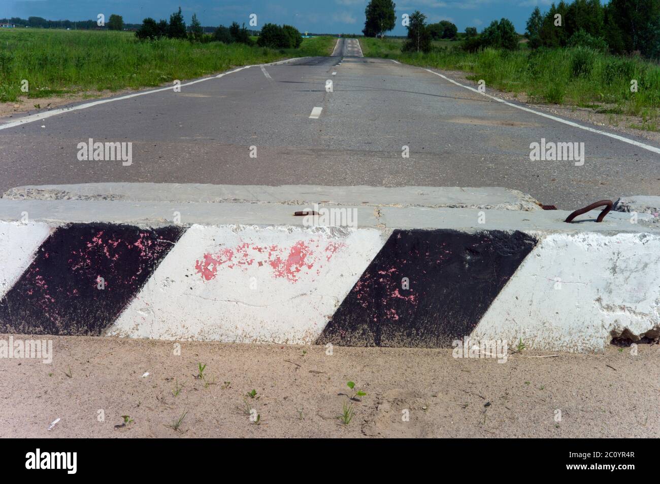 Paesaggio con una strada asfaltata bloccata, colpo all'aperto Foto Stock
