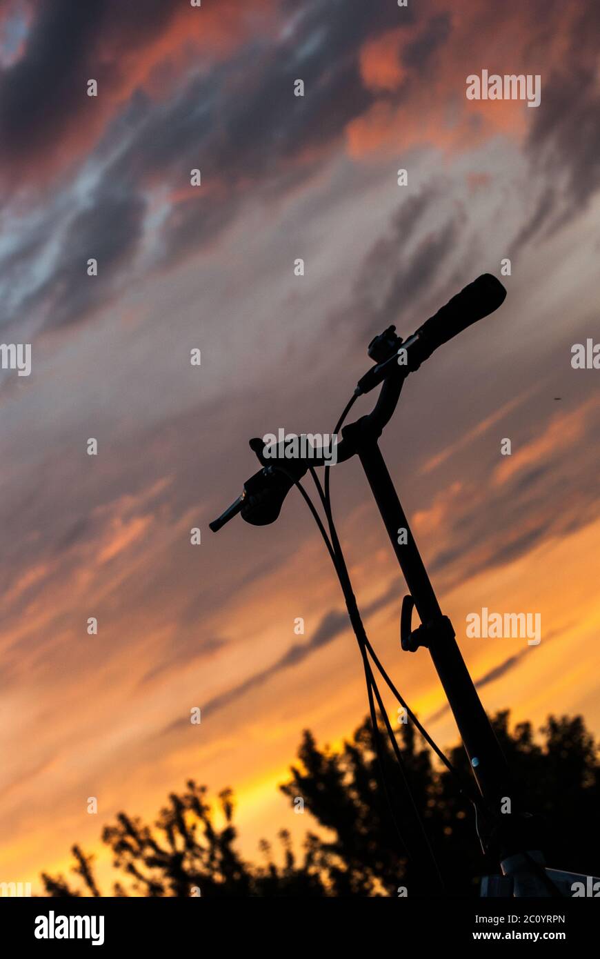 Un manubrio di bicicletta sullo sfondo di un cielo alba Foto Stock