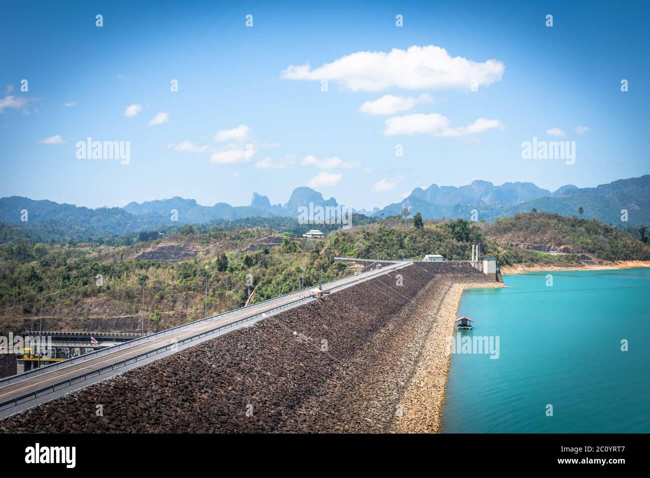 Ratchaprapha Damm oder Khao Sok Damm ist in der Provinz Surat Thani, Thailandia Foto Stock