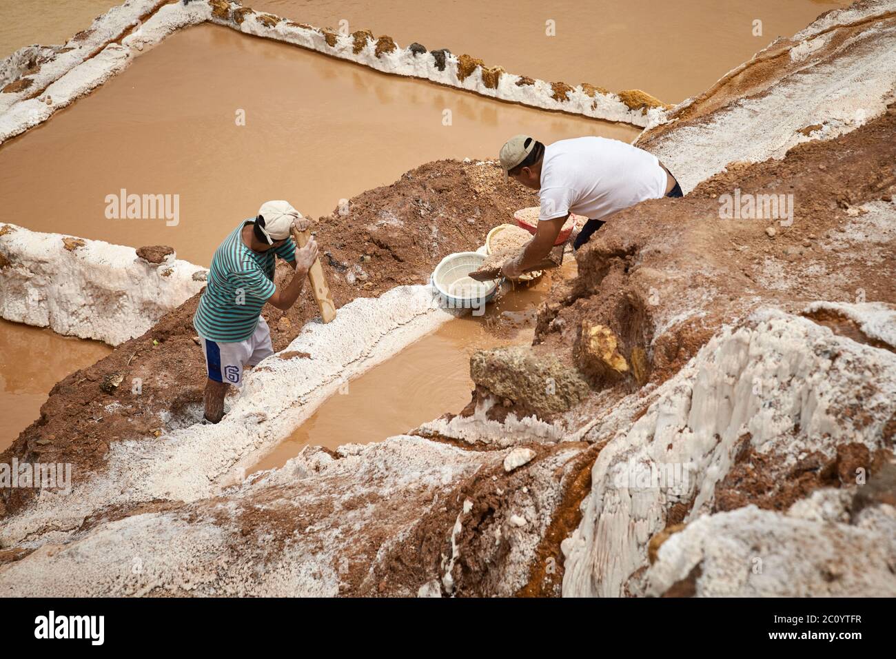 Lavoratori a salina de Maras, il tradizionale campo di sale inca a Maras vicino Cuzco in Valle Sacra per Foto Stock