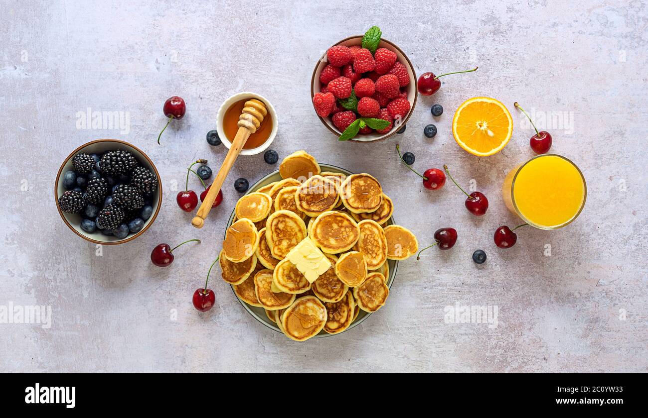 Un mucchio di mini frittelle di cereali. Foto Stock