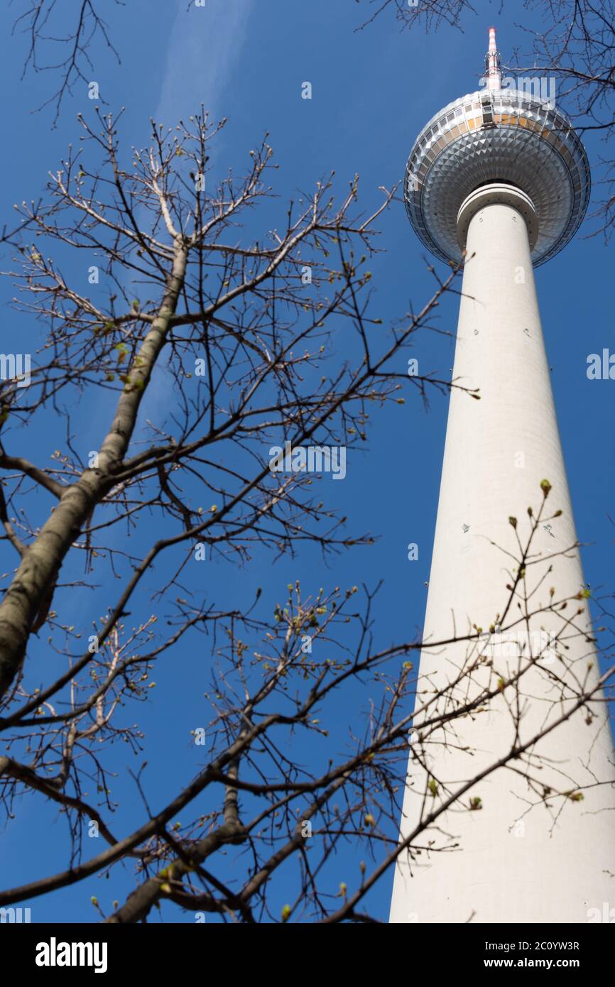 Vista parziale verticale della torre della televisione di Berlino con la punta sulla destra con un cielo quasi blu Foto Stock