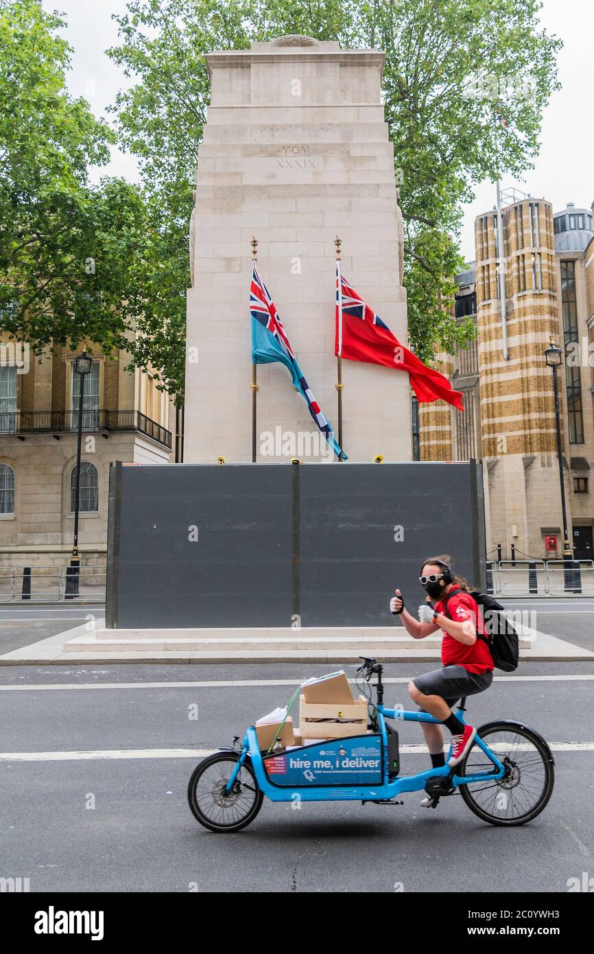 Londra, Regno Unito. 12 giugno 2020. La statua di Churchill e il Cenotaph sono coperti in protezioni di protezione dopo Black Lives materia proteste il fine settimana precedente. Credit: Guy Bell/Alamy Live News Foto Stock