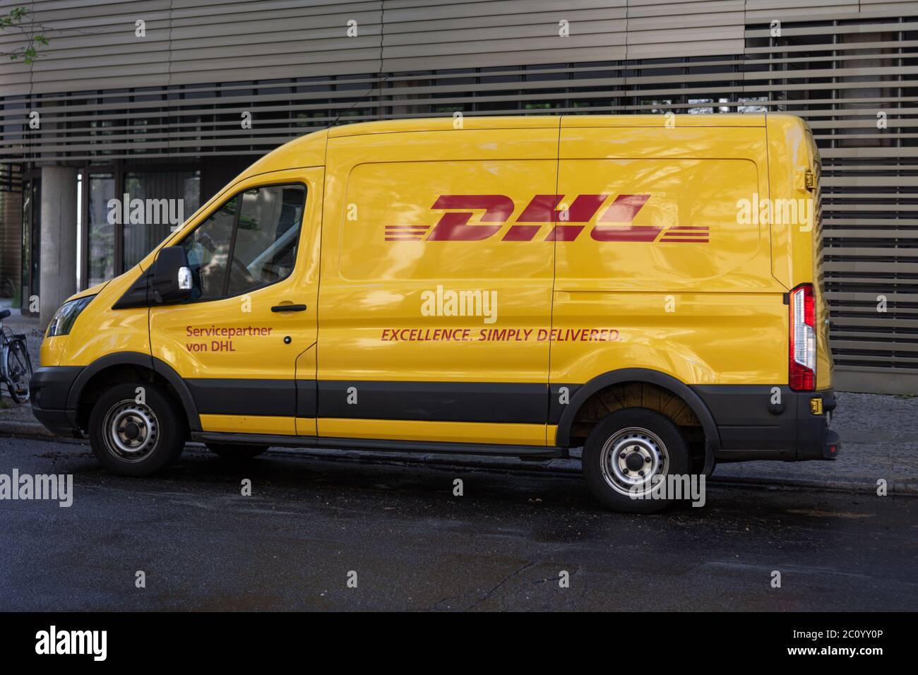 Veicolo per trasporto DHL in piedi sul lato della strada Foto Stock