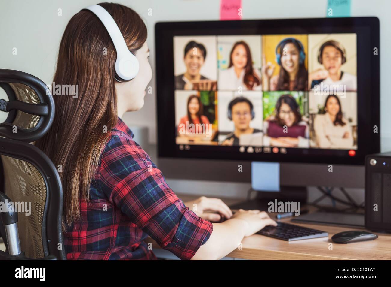 Vista posteriore del lavoro di una donna asiatica e riunione online tramite videoconferenza con colleghi e team building quando Covid-19 pandemia,epidemia di Coronavirus, Foto Stock Vista posteriore del lavoro di una donna asiatica e riunione online tramite videoconferenza con colleghi e team building quando Covid-19 pandemia,epidemia di Coronavirus, Foto Stock